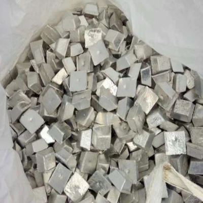 สีเงินสดใส Mg Ingot 99.98% สำหรับชิ้นส่วนเครื่องบิน